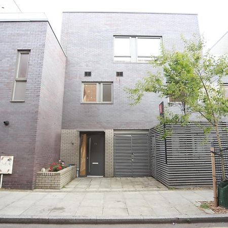 Spacious 3-Story Retreat With Rooftop Terrace And Modern Amenities ロンドン エクステリア 写真