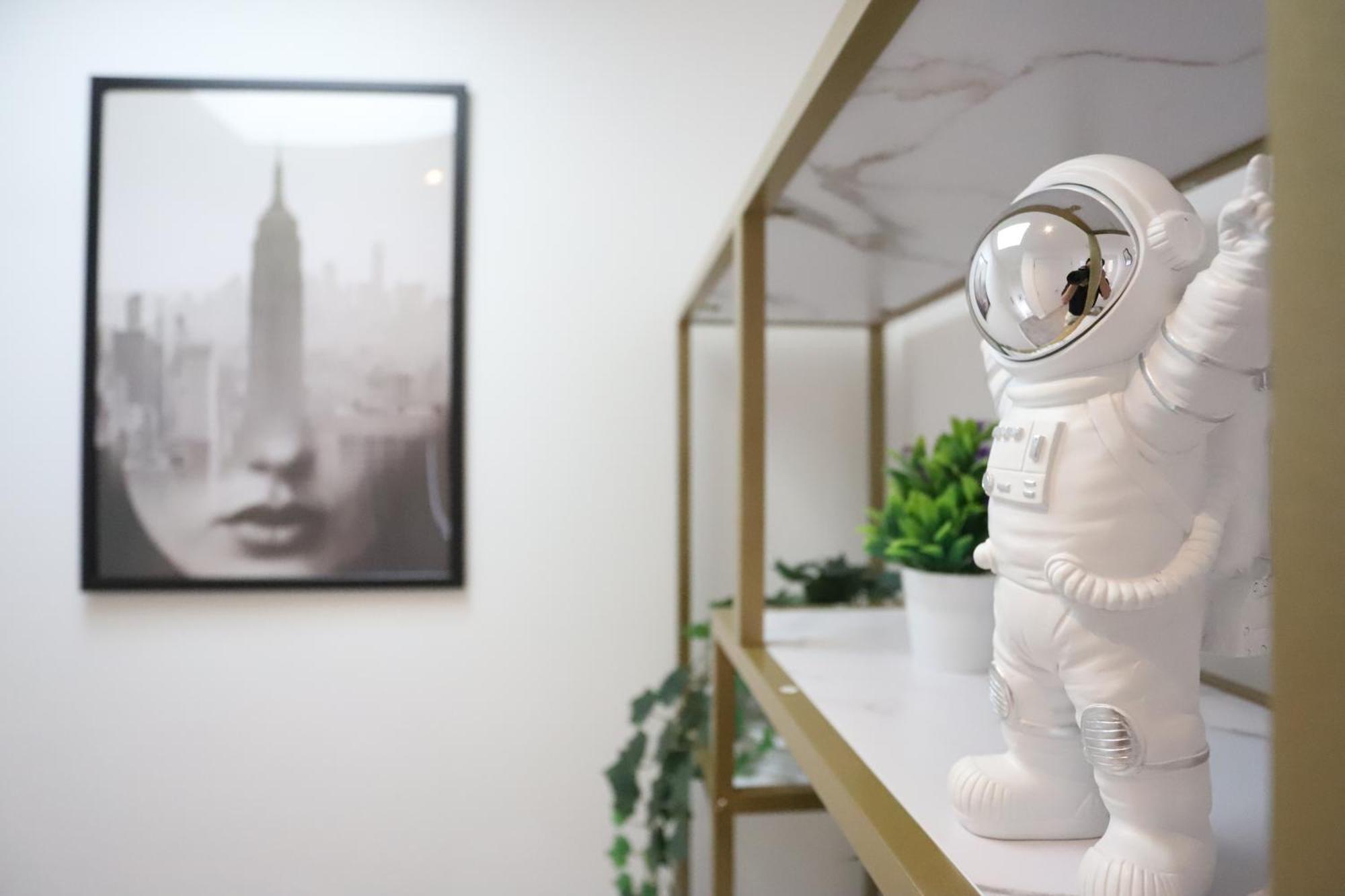 Spacious 3-Story Retreat With Rooftop Terrace And Modern Amenities ロンドン エクステリア 写真