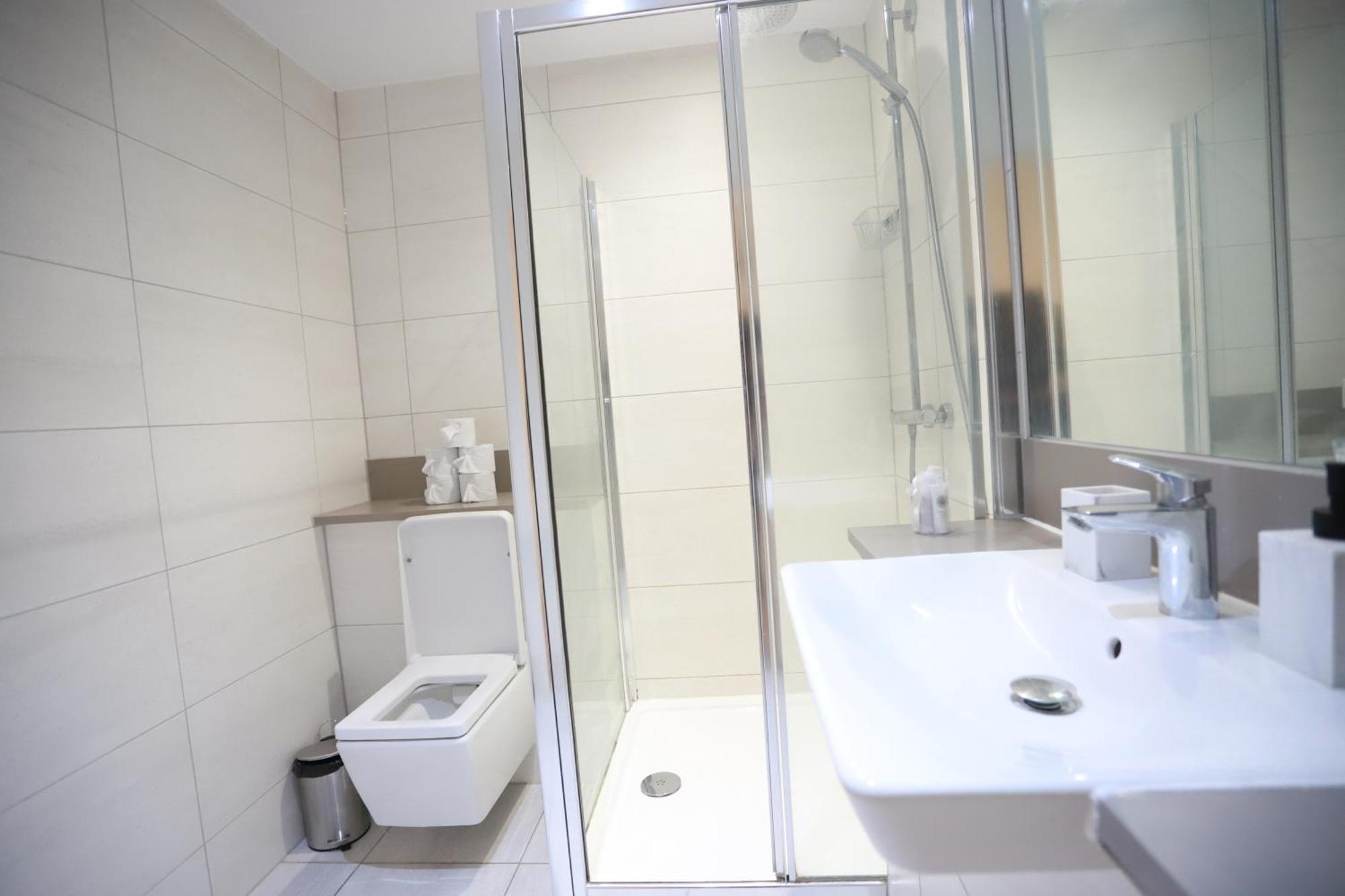 Spacious 3-Story Retreat With Rooftop Terrace And Modern Amenities ロンドン エクステリア 写真