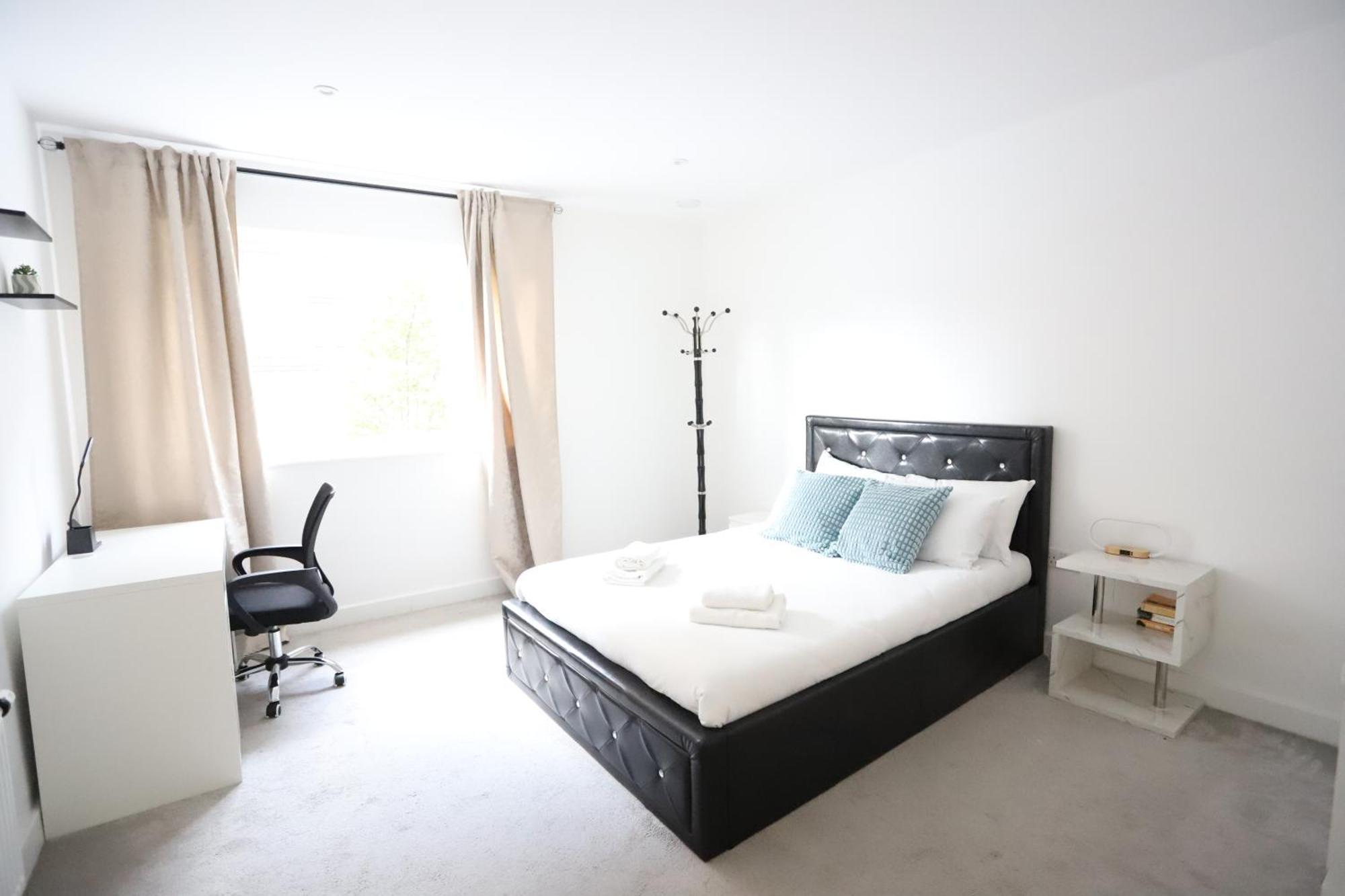 Spacious 3-Story Retreat With Rooftop Terrace And Modern Amenities ロンドン エクステリア 写真
