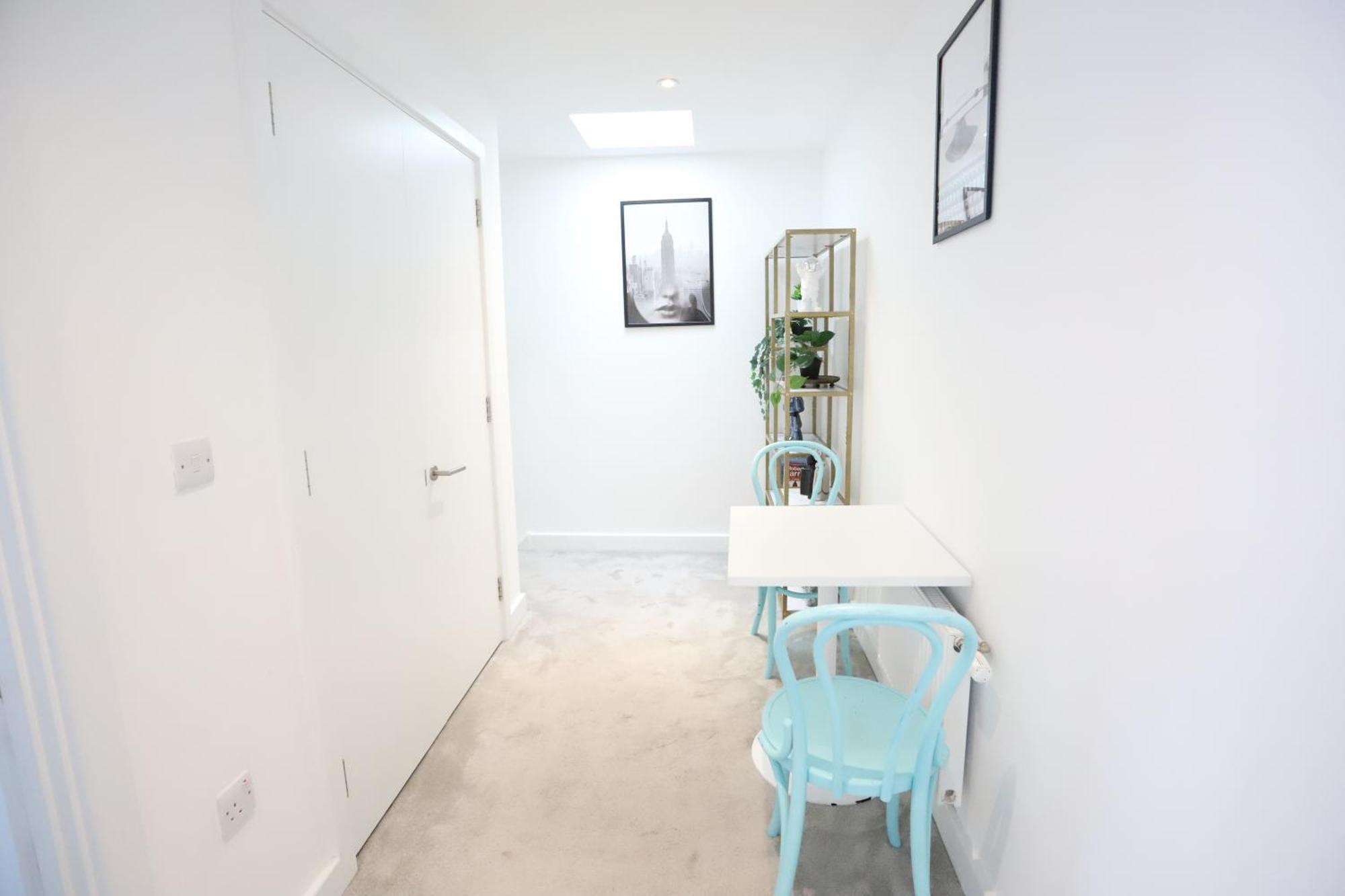 Spacious 3-Story Retreat With Rooftop Terrace And Modern Amenities ロンドン エクステリア 写真