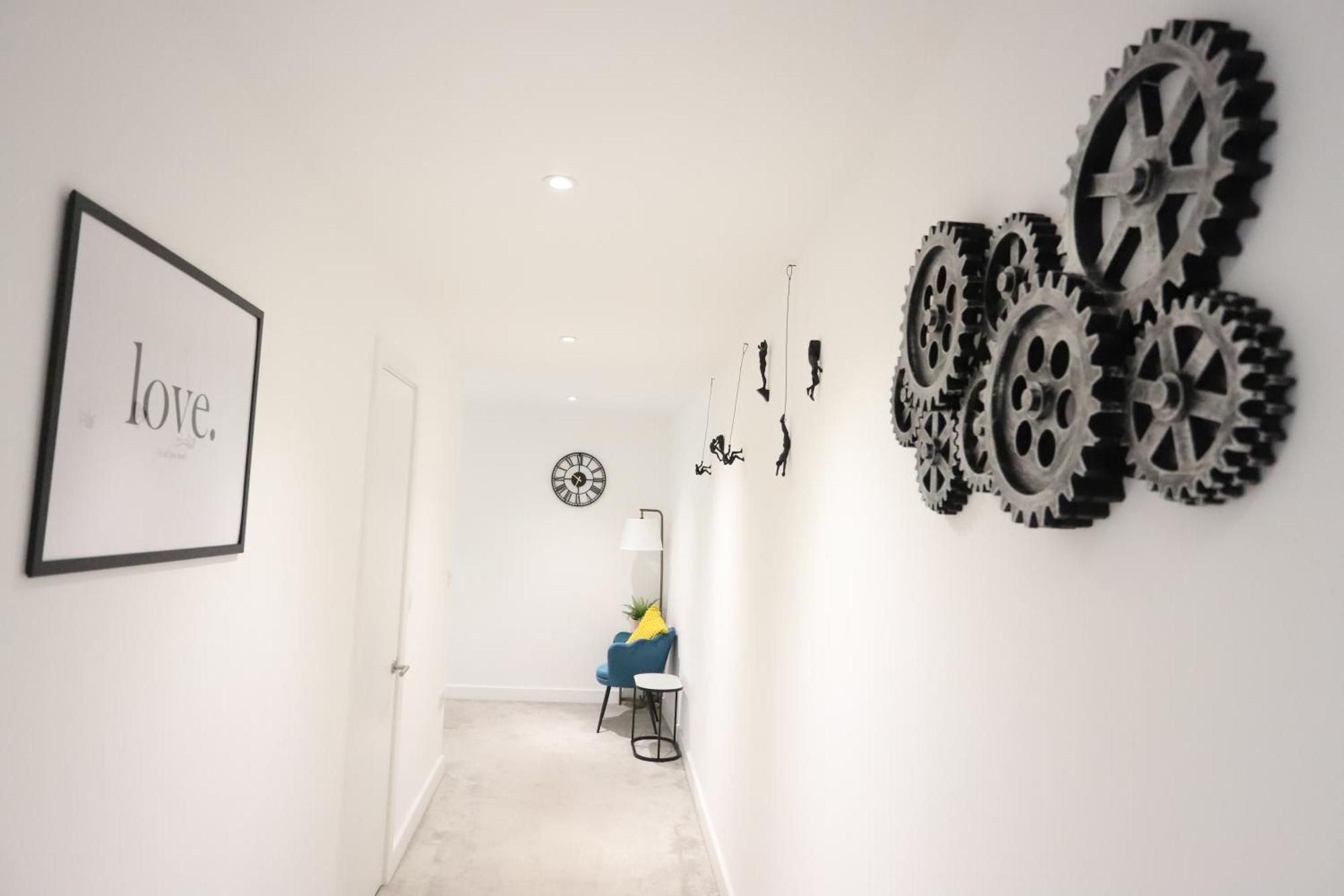 Spacious 3-Story Retreat With Rooftop Terrace And Modern Amenities ロンドン エクステリア 写真