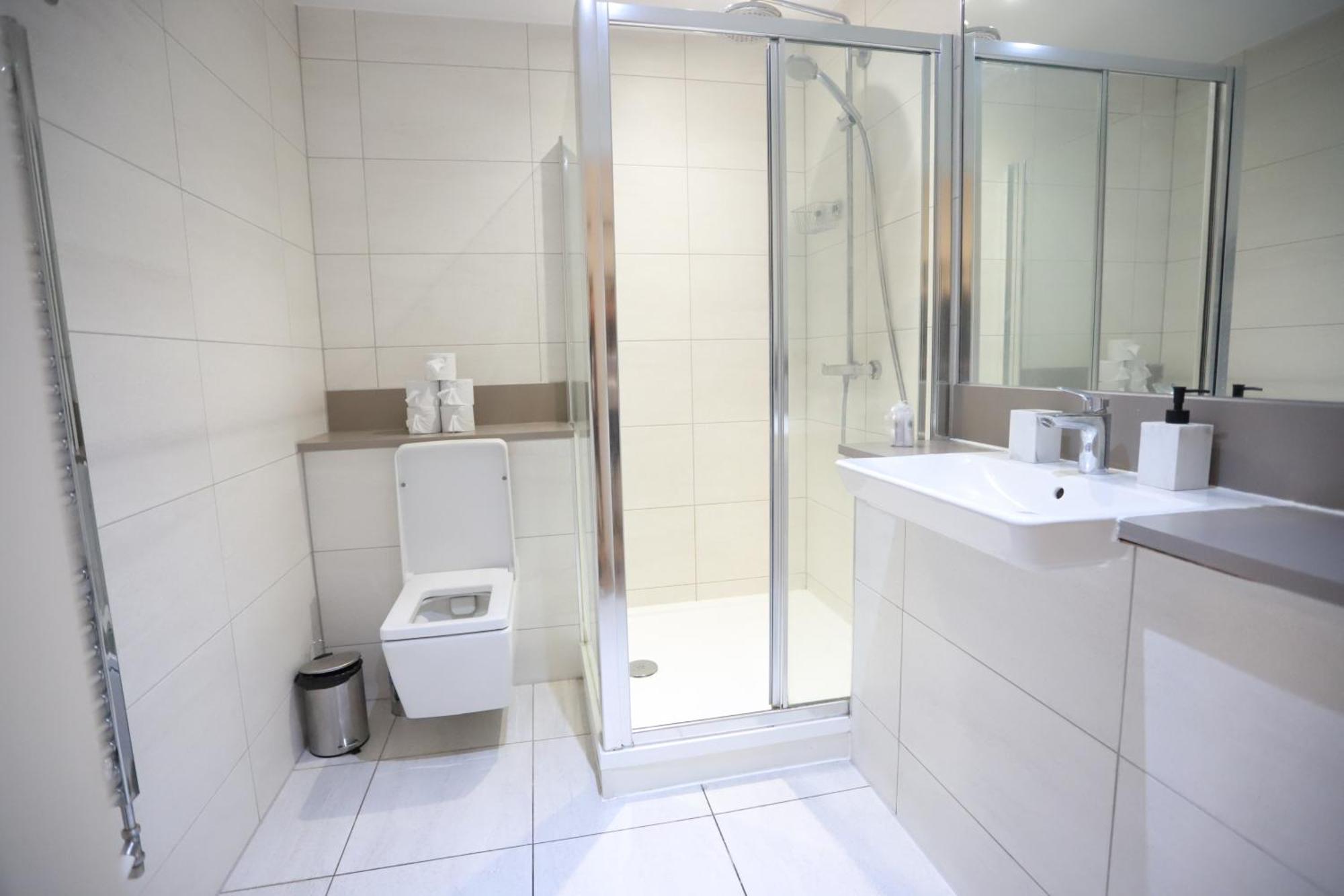 Spacious 3-Story Retreat With Rooftop Terrace And Modern Amenities ロンドン エクステリア 写真