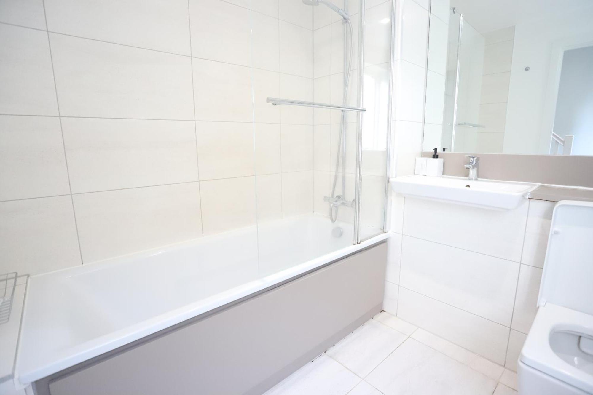 Spacious 3-Story Retreat With Rooftop Terrace And Modern Amenities ロンドン エクステリア 写真