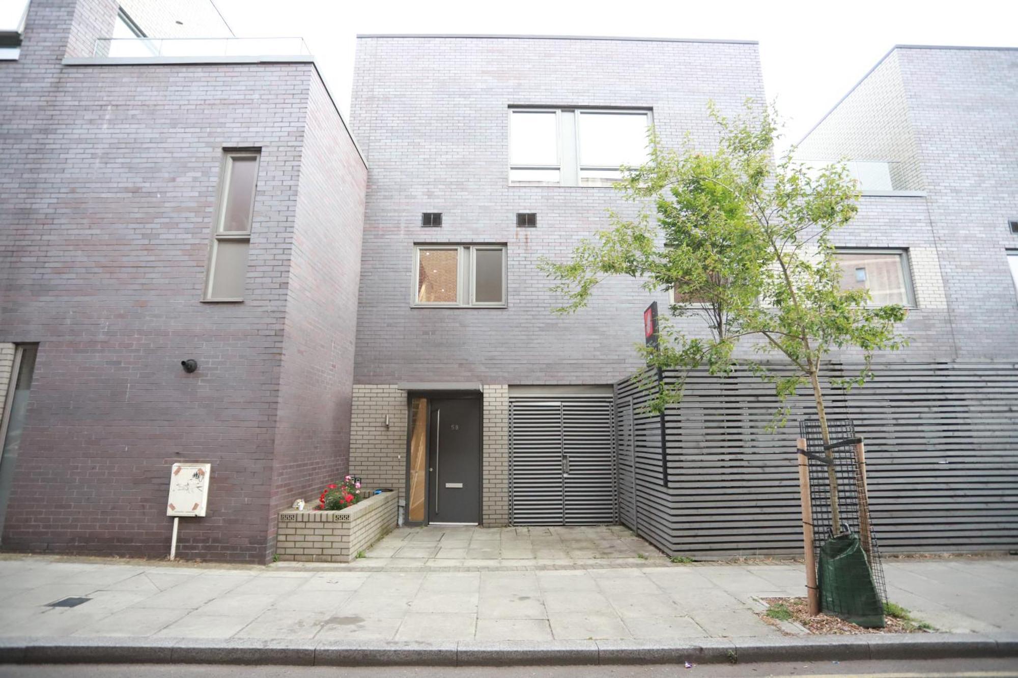 Spacious 3-Story Retreat With Rooftop Terrace And Modern Amenities ロンドン エクステリア 写真