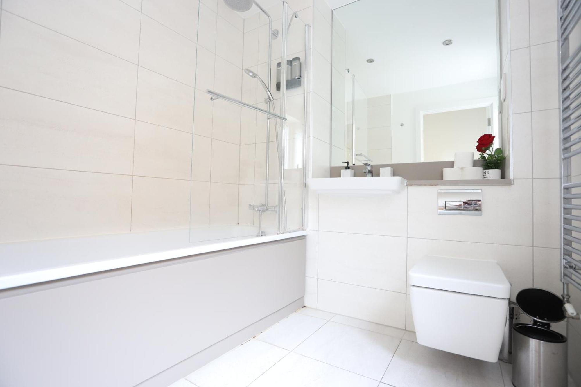 Spacious 3-Story Retreat With Rooftop Terrace And Modern Amenities ロンドン エクステリア 写真
