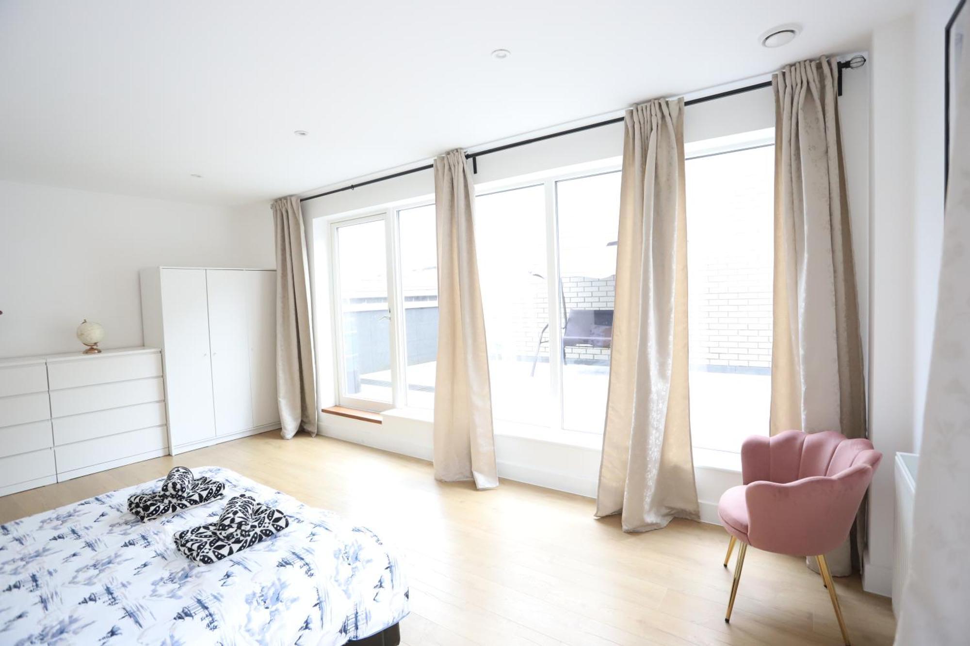 Spacious 3-Story Retreat With Rooftop Terrace And Modern Amenities ロンドン エクステリア 写真