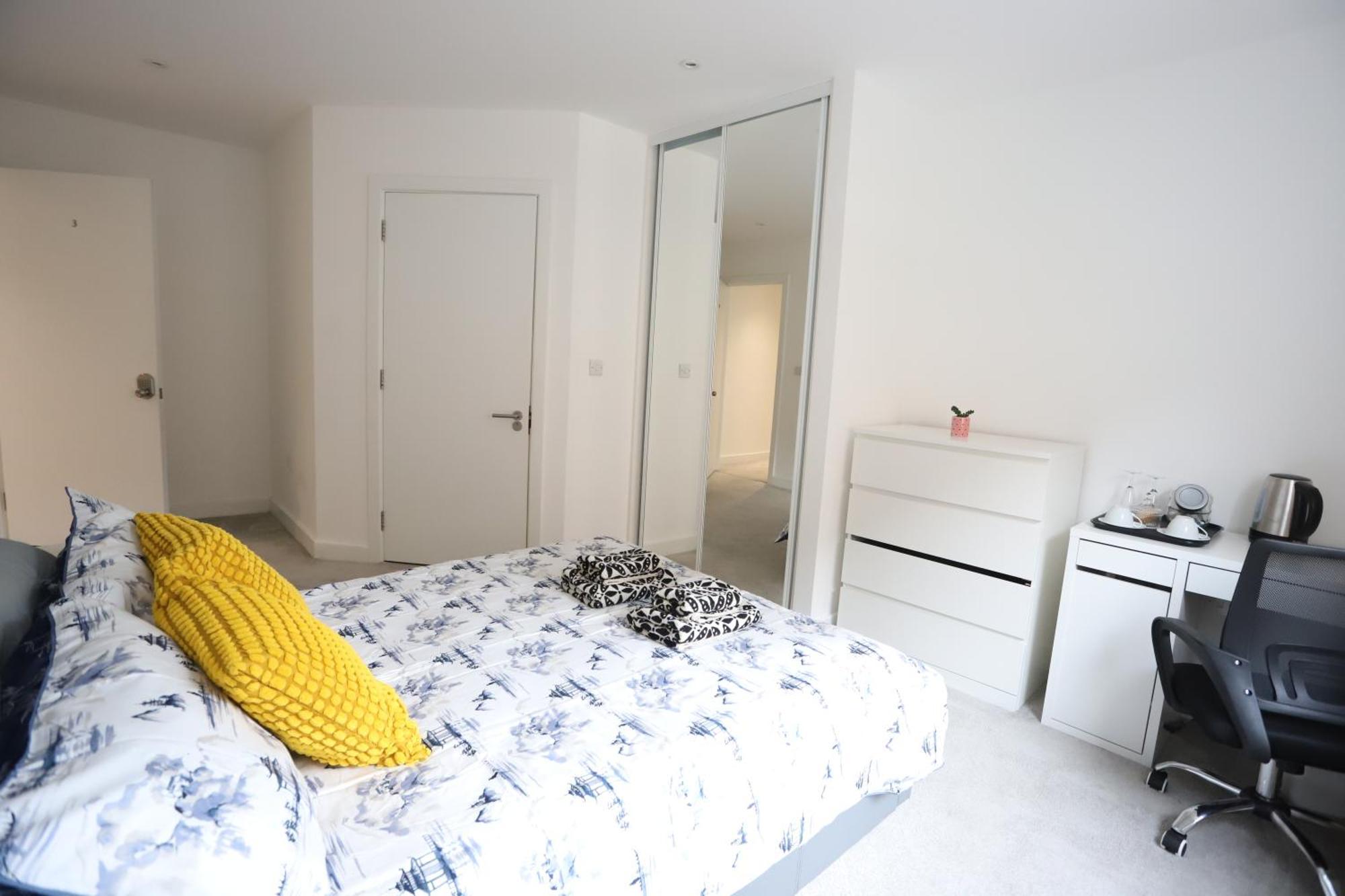Spacious 3-Story Retreat With Rooftop Terrace And Modern Amenities ロンドン エクステリア 写真