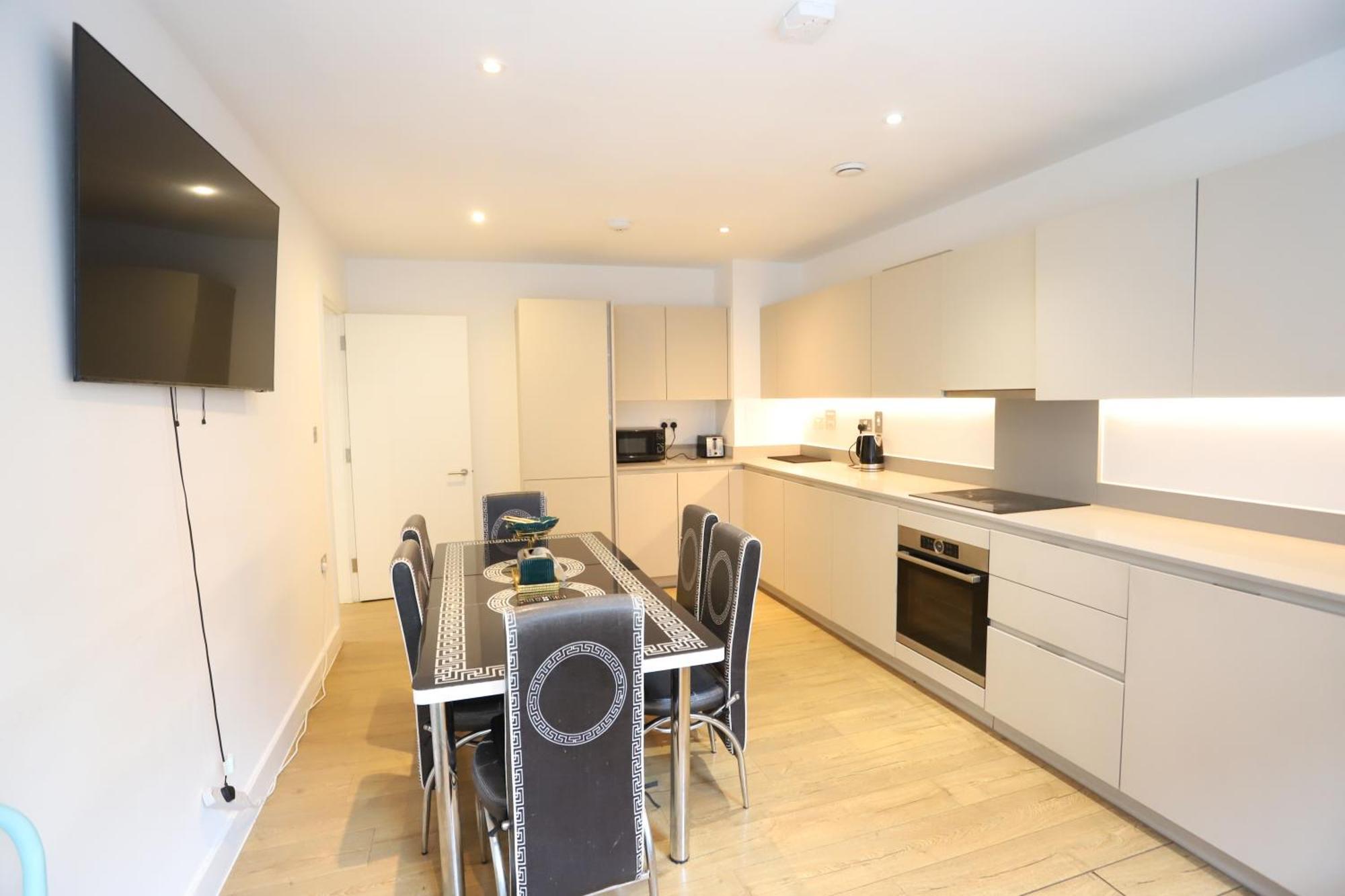 Spacious 3-Story Retreat With Rooftop Terrace And Modern Amenities ロンドン エクステリア 写真