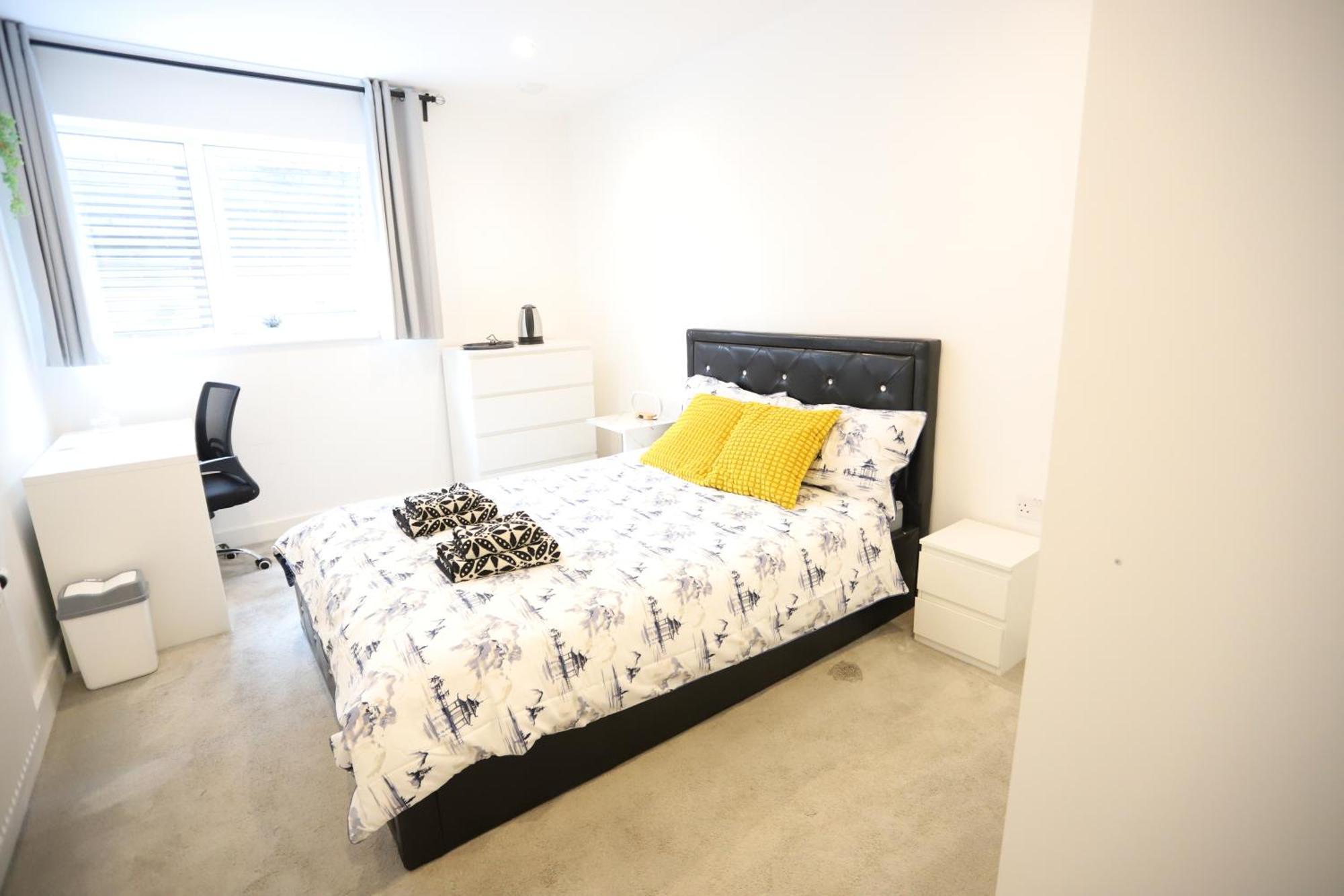 Spacious 3-Story Retreat With Rooftop Terrace And Modern Amenities ロンドン エクステリア 写真