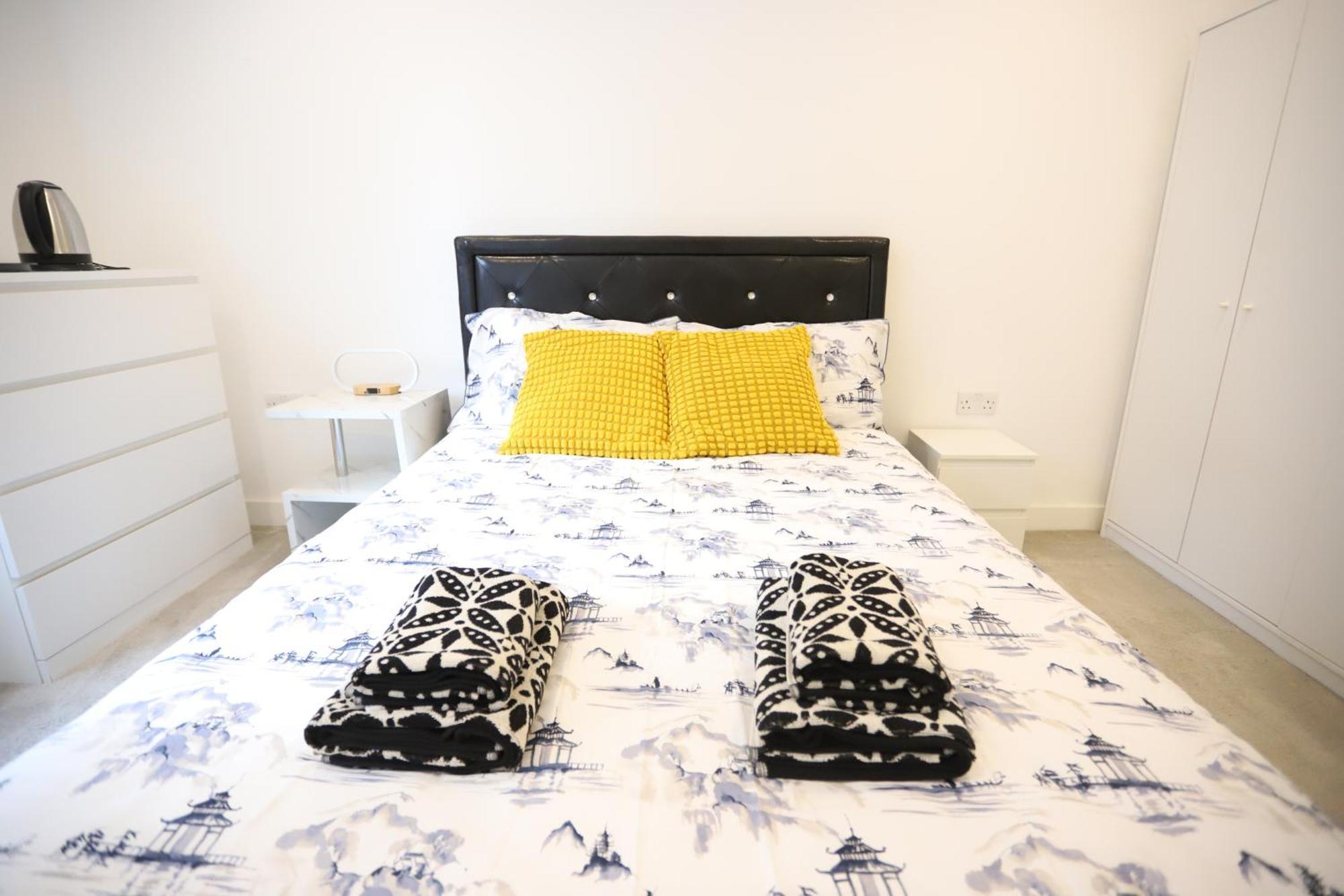 Spacious 3-Story Retreat With Rooftop Terrace And Modern Amenities ロンドン エクステリア 写真