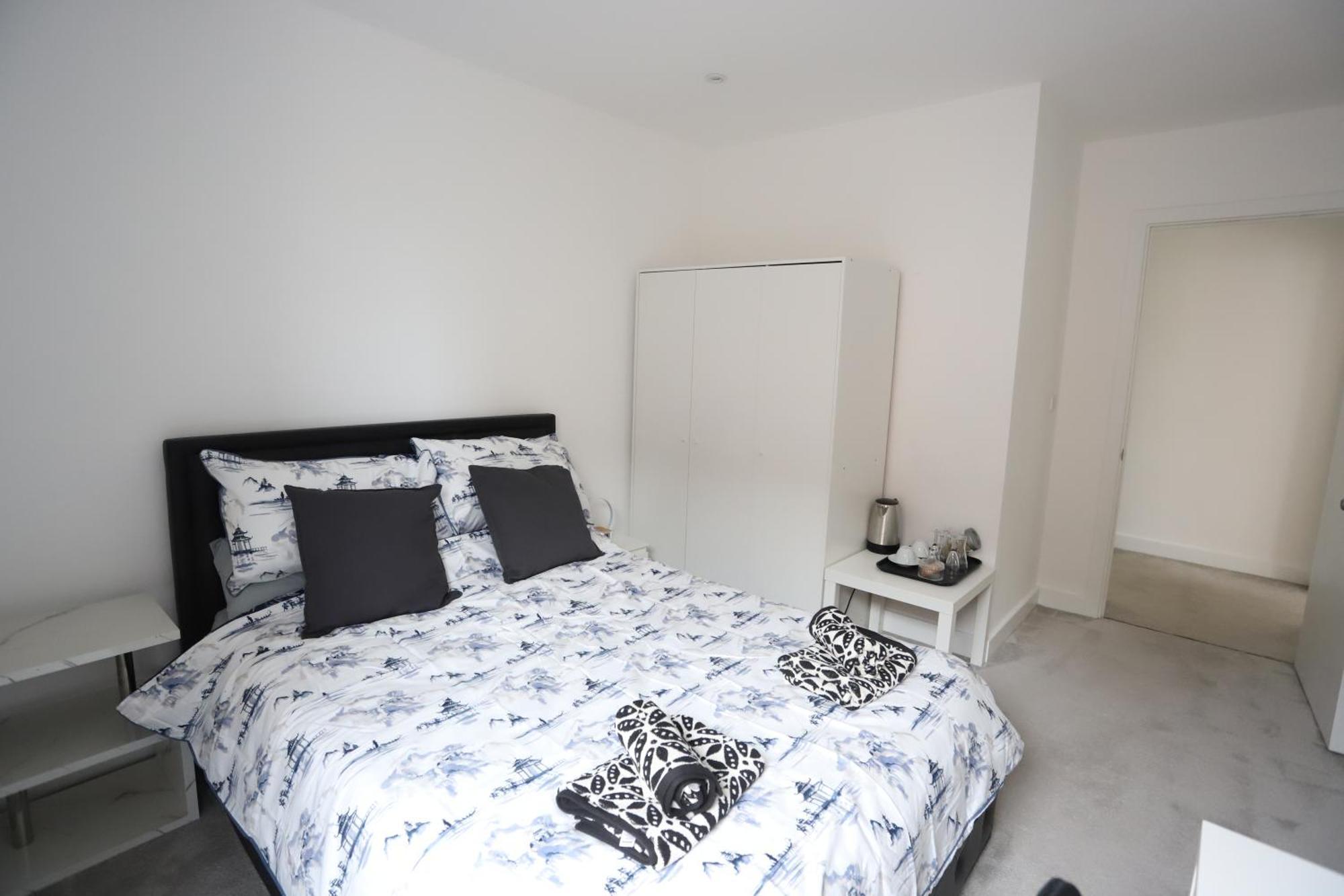 Spacious 3-Story Retreat With Rooftop Terrace And Modern Amenities ロンドン エクステリア 写真