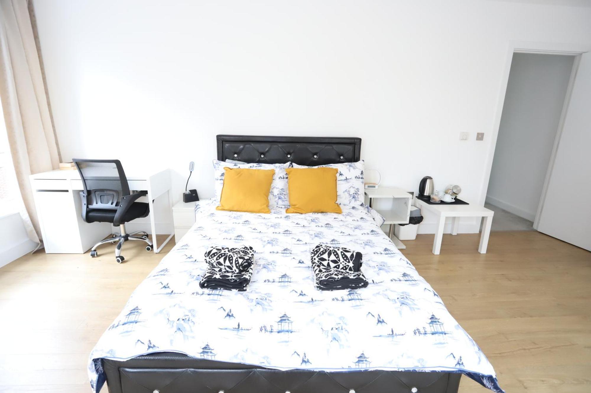 Spacious 3-Story Retreat With Rooftop Terrace And Modern Amenities ロンドン エクステリア 写真