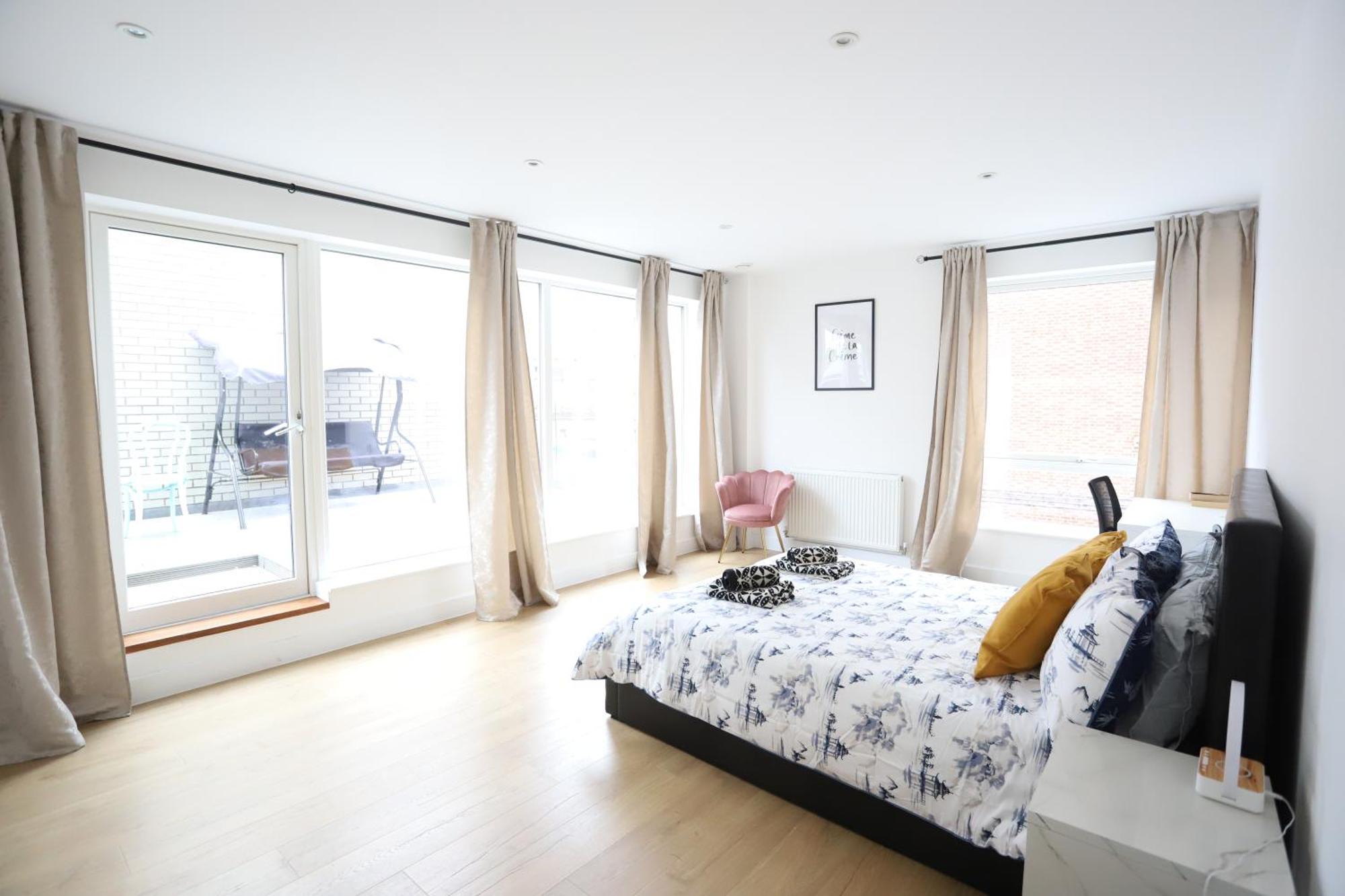 Spacious 3-Story Retreat With Rooftop Terrace And Modern Amenities ロンドン エクステリア 写真