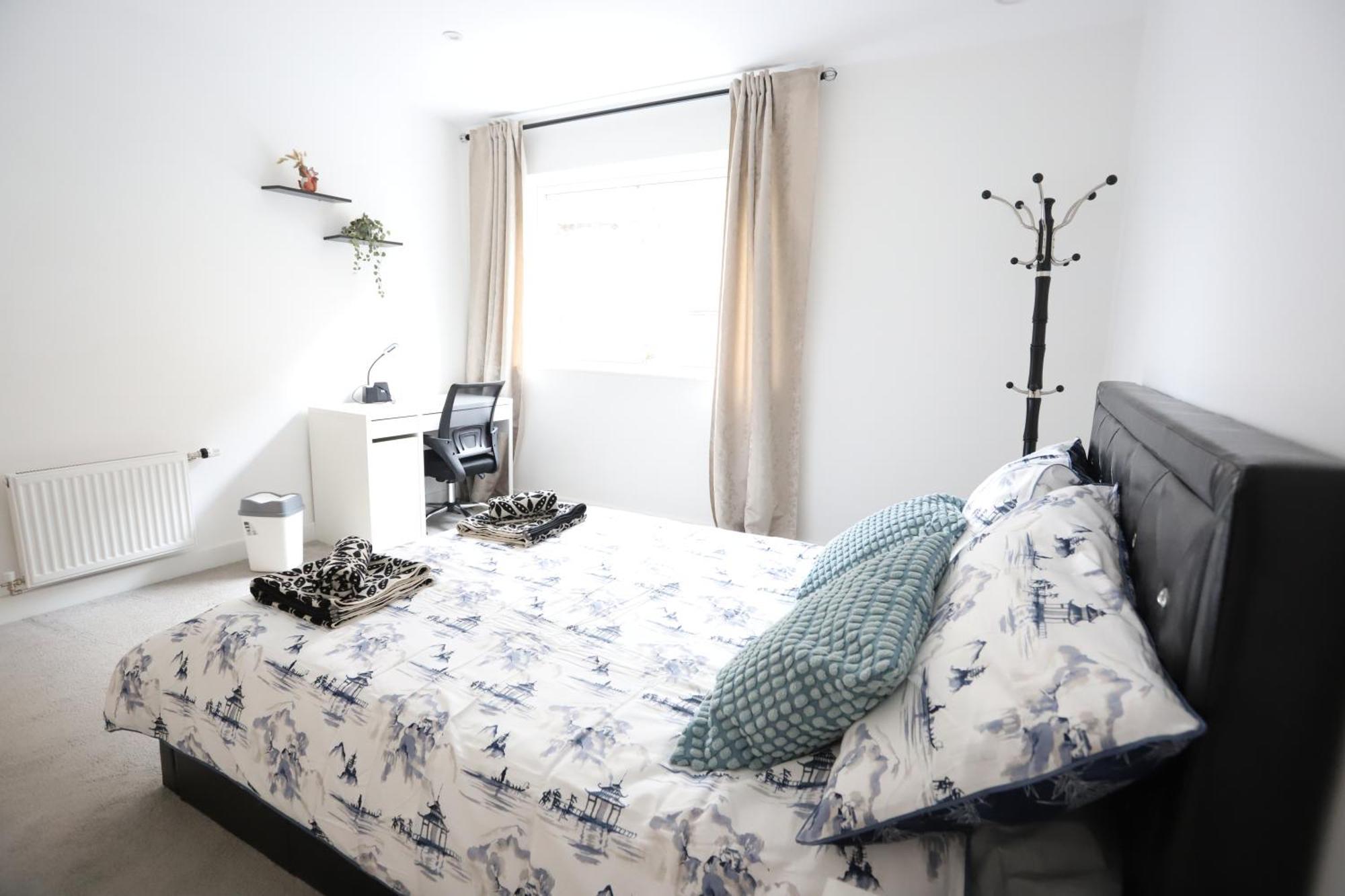 Spacious 3-Story Retreat With Rooftop Terrace And Modern Amenities ロンドン エクステリア 写真