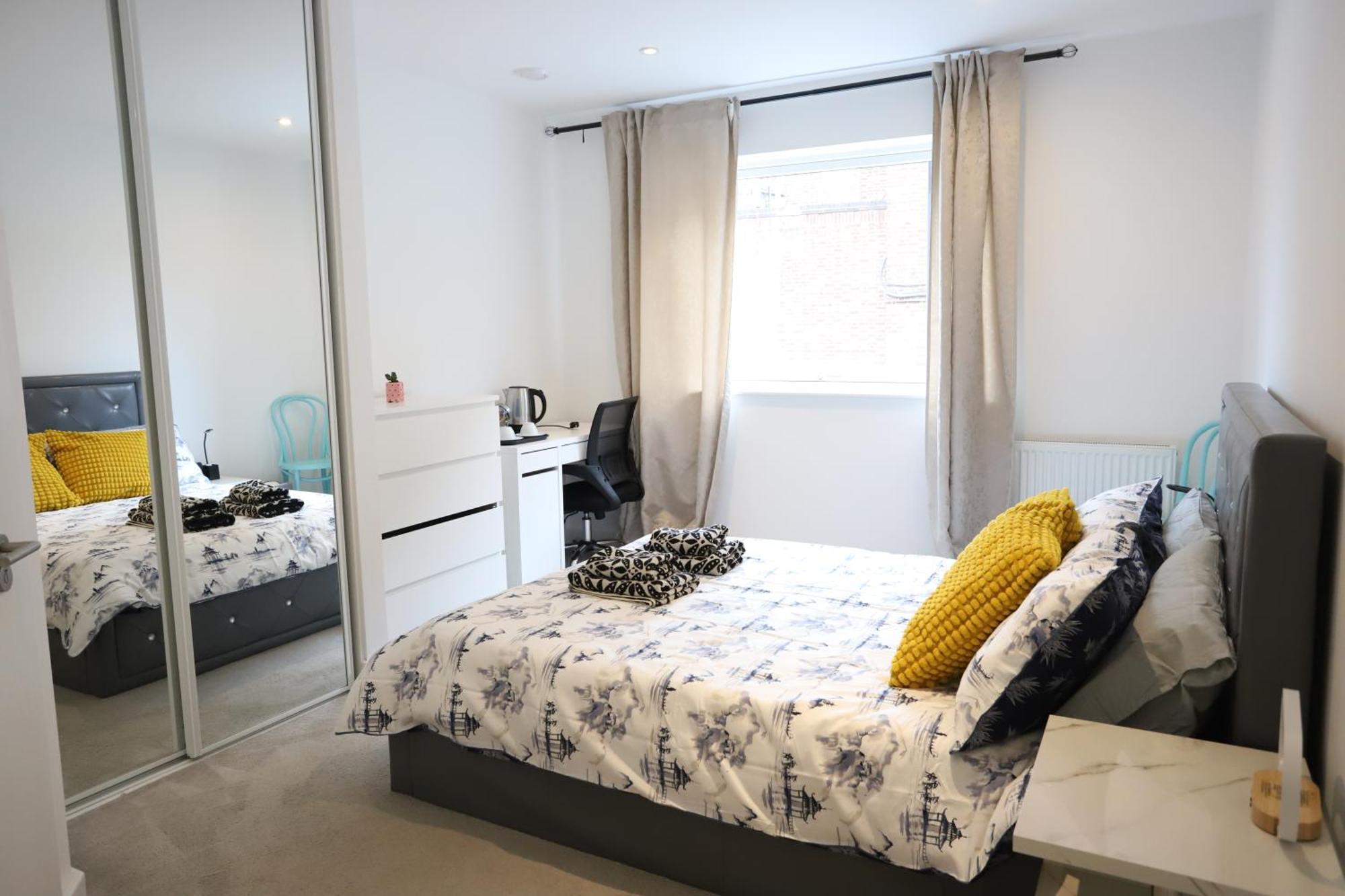 Spacious 3-Story Retreat With Rooftop Terrace And Modern Amenities ロンドン エクステリア 写真