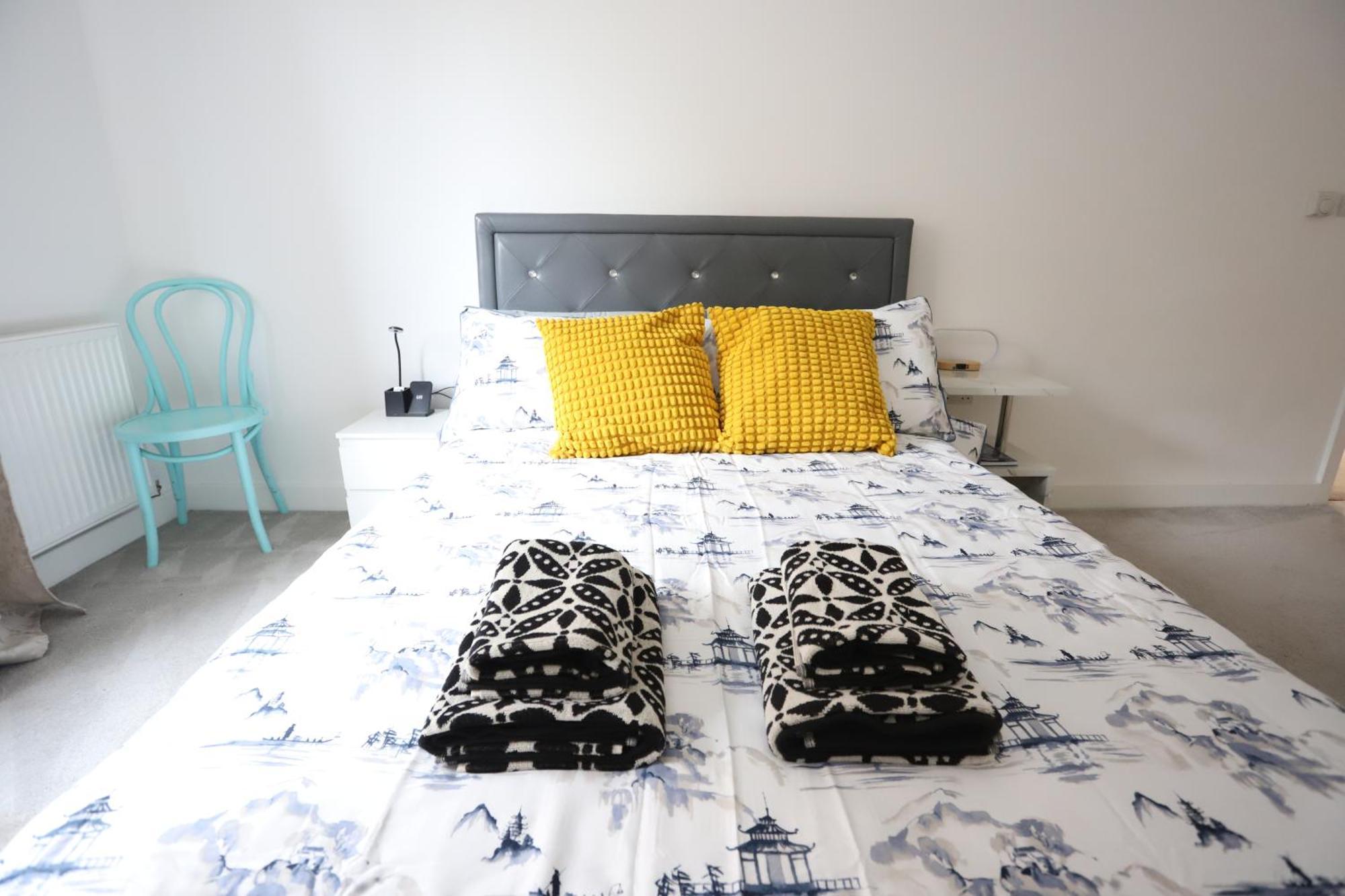 Spacious 3-Story Retreat With Rooftop Terrace And Modern Amenities ロンドン エクステリア 写真