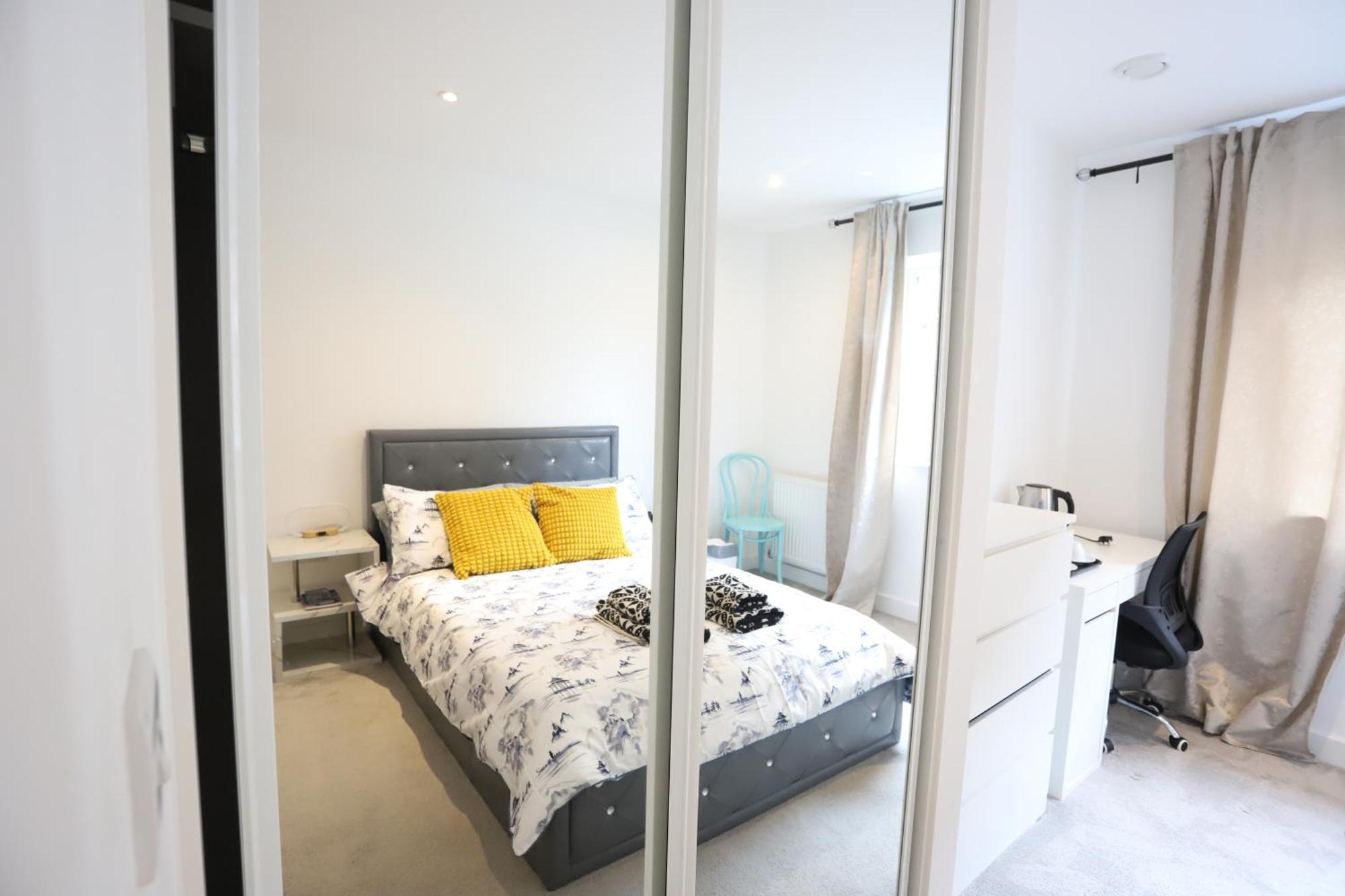 Spacious 3-Story Retreat With Rooftop Terrace And Modern Amenities ロンドン エクステリア 写真