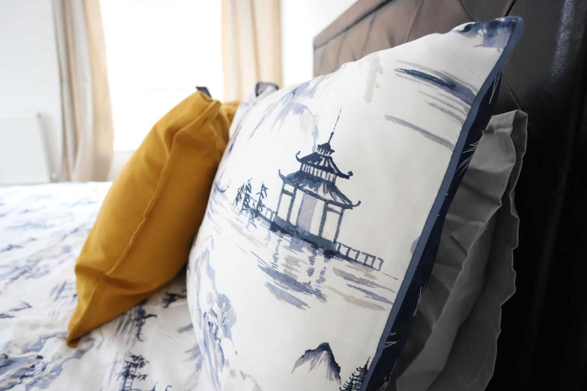 Spacious 3-Story Retreat With Rooftop Terrace And Modern Amenities ロンドン エクステリア 写真
