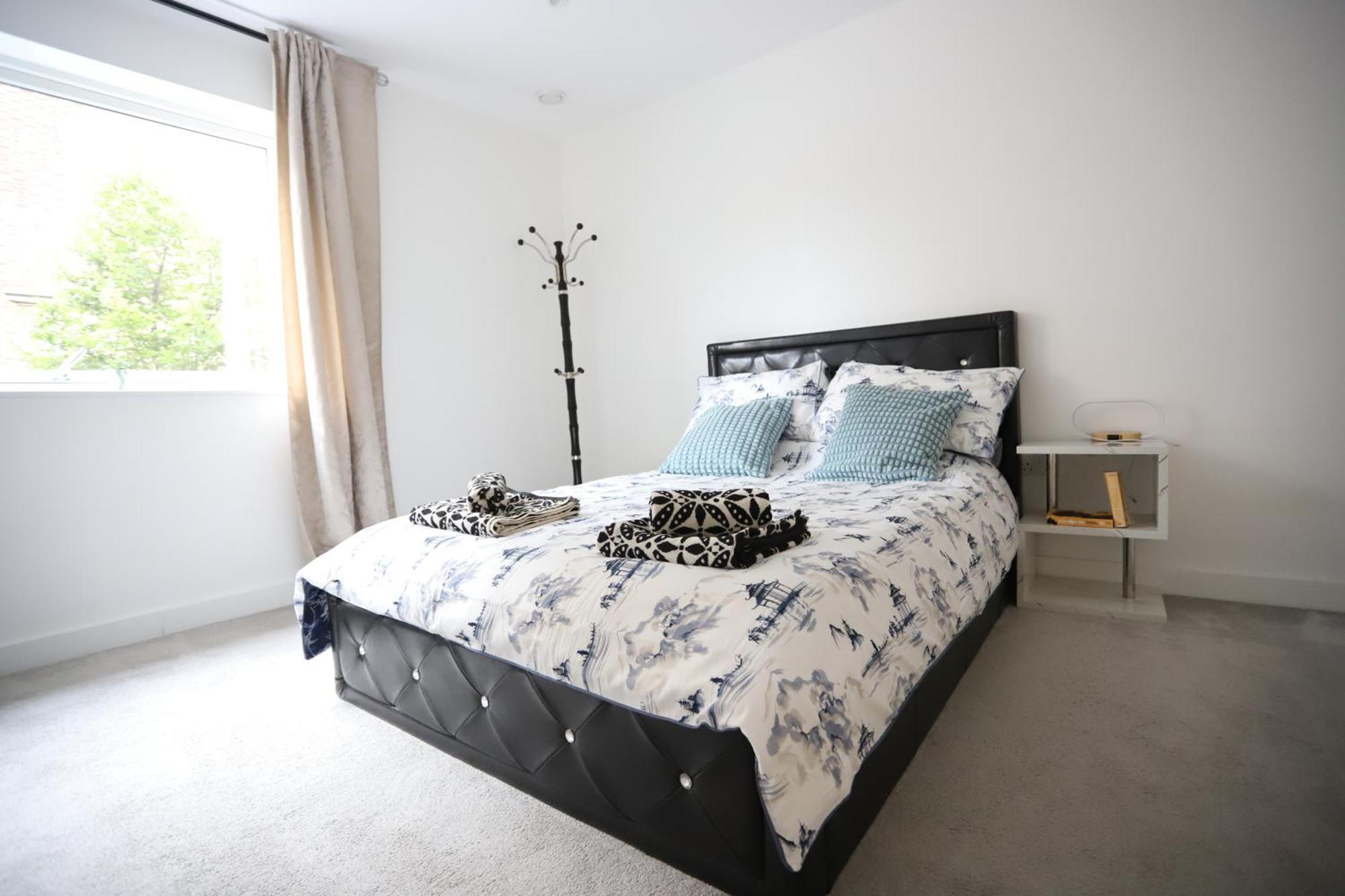 Spacious 3-Story Retreat With Rooftop Terrace And Modern Amenities ロンドン エクステリア 写真