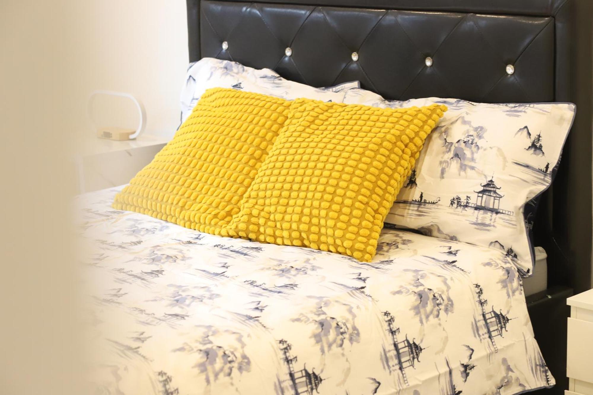 Spacious 3-Story Retreat With Rooftop Terrace And Modern Amenities ロンドン エクステリア 写真