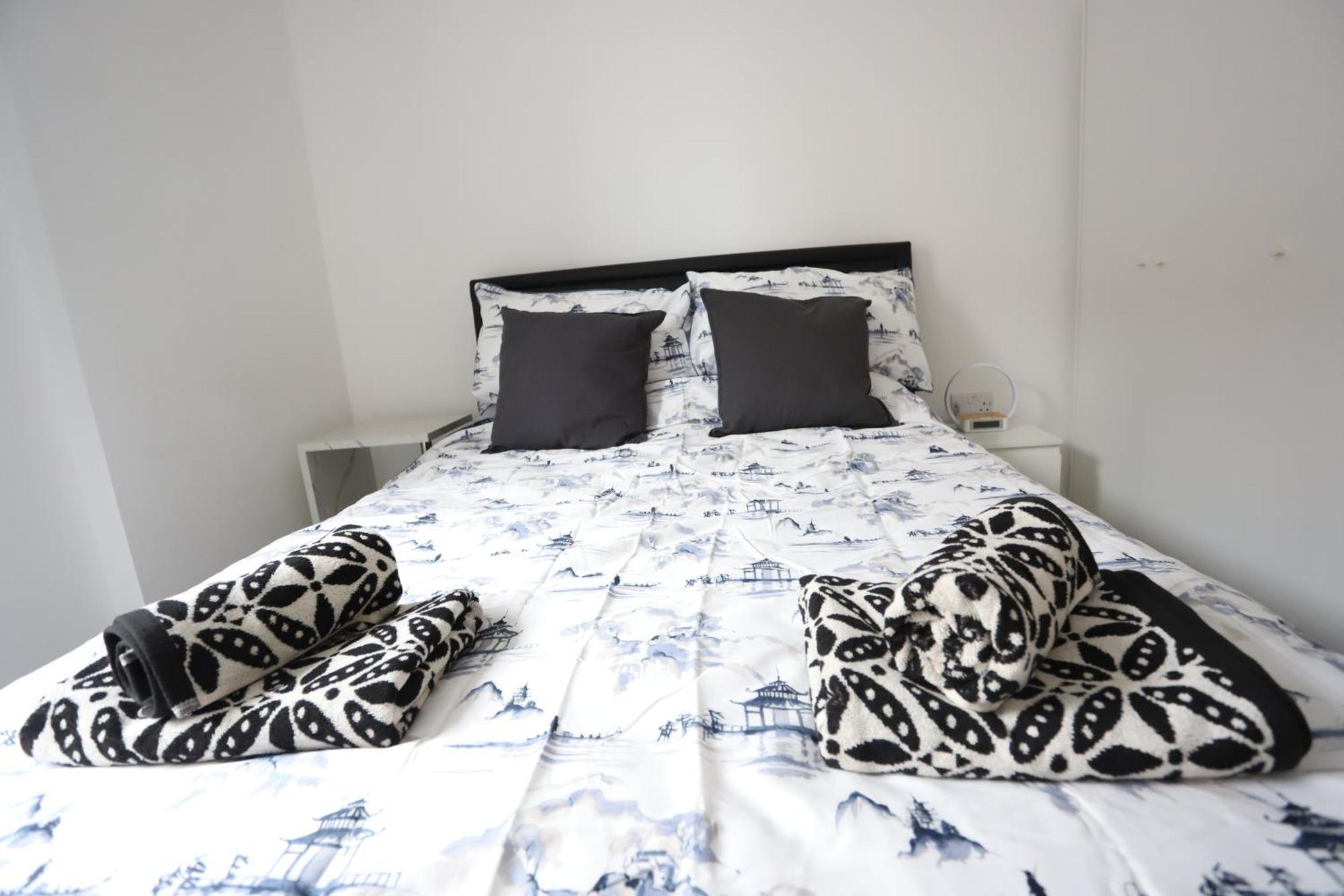 Spacious 3-Story Retreat With Rooftop Terrace And Modern Amenities ロンドン エクステリア 写真
