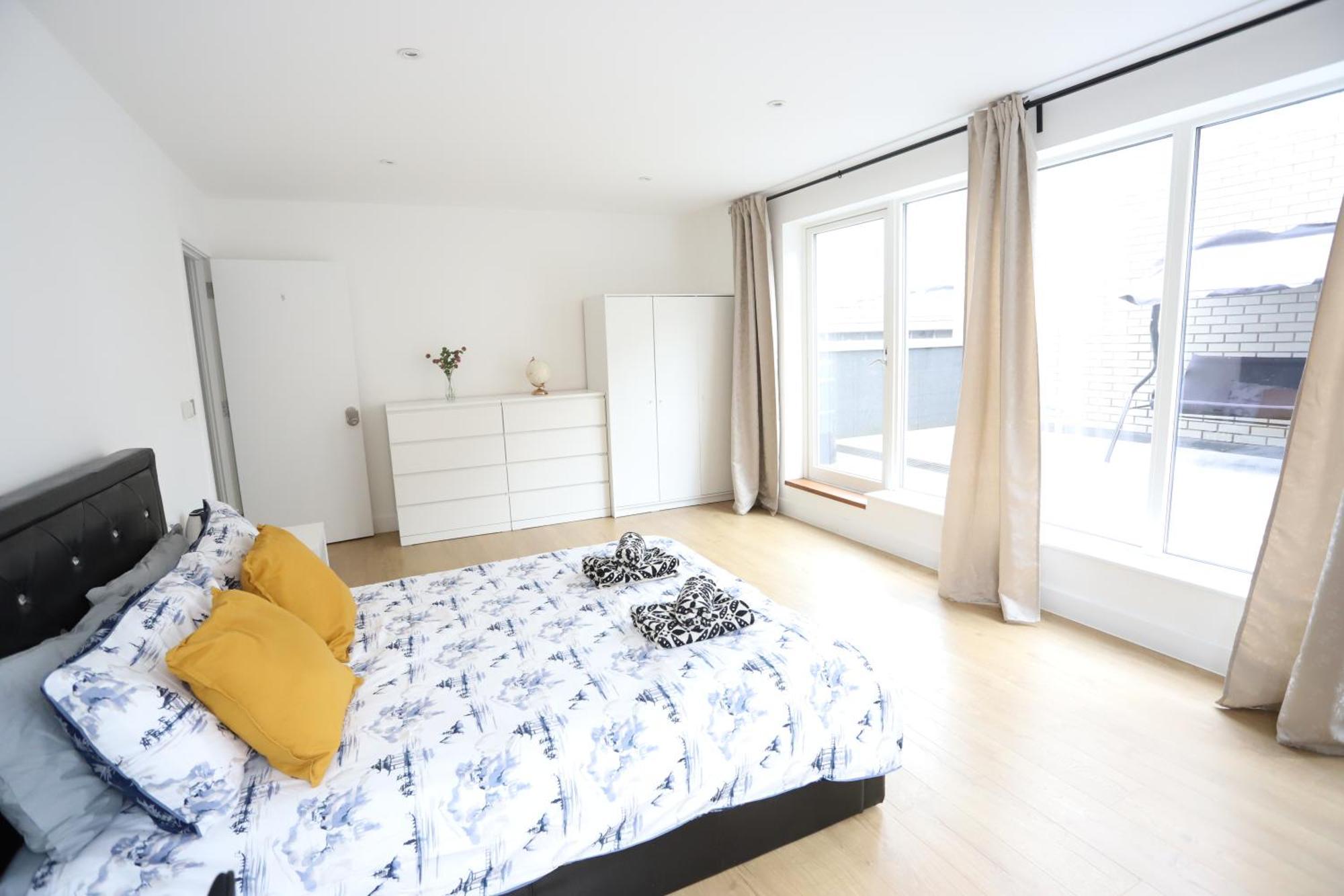 Spacious 3-Story Retreat With Rooftop Terrace And Modern Amenities ロンドン エクステリア 写真