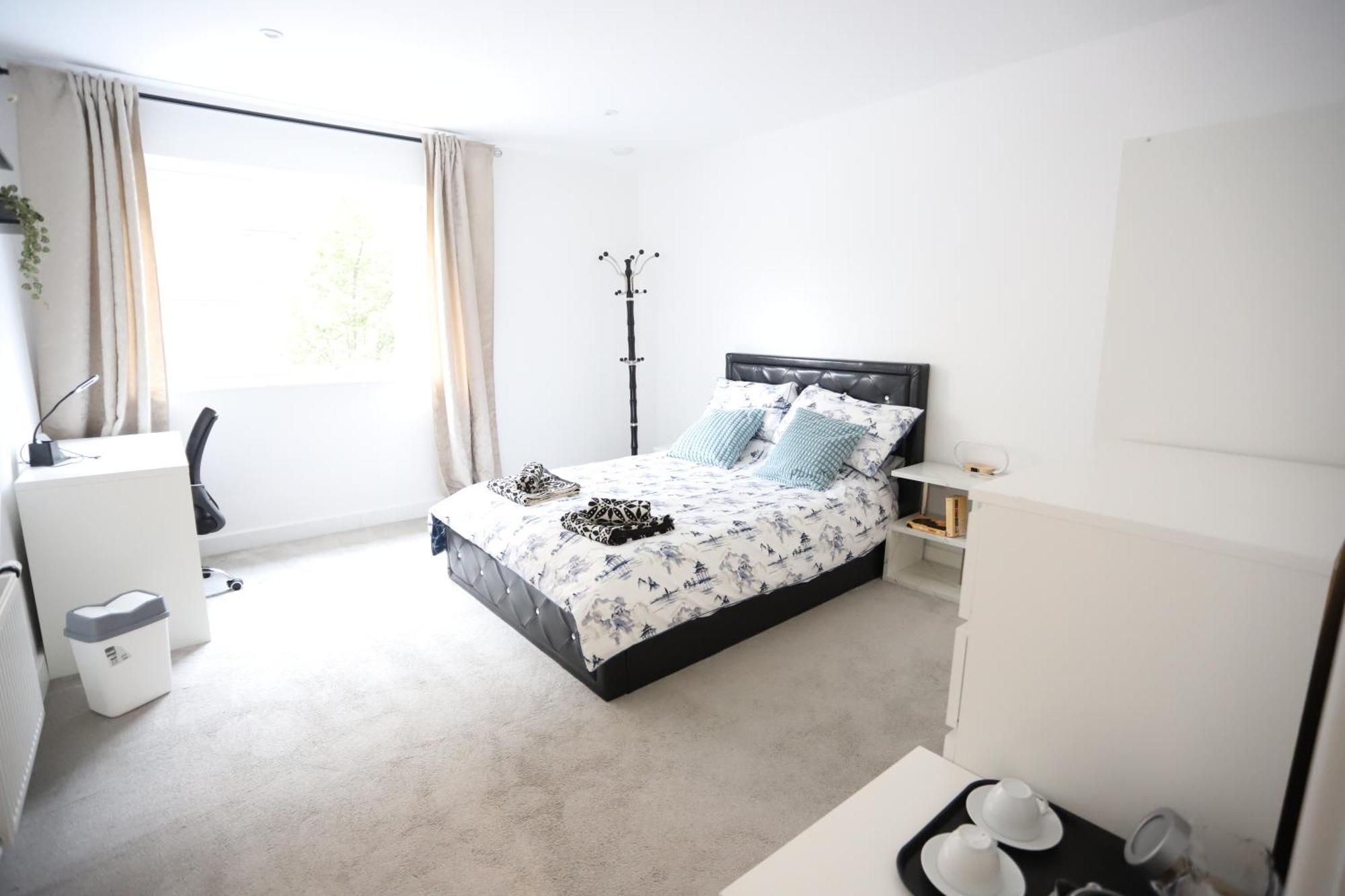 Spacious 3-Story Retreat With Rooftop Terrace And Modern Amenities ロンドン エクステリア 写真