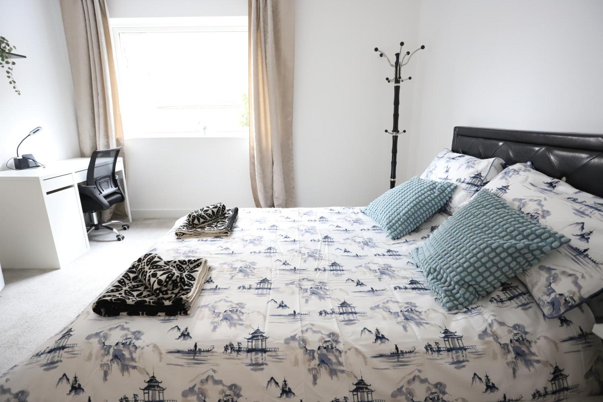 Spacious 3-Story Retreat With Rooftop Terrace And Modern Amenities ロンドン エクステリア 写真