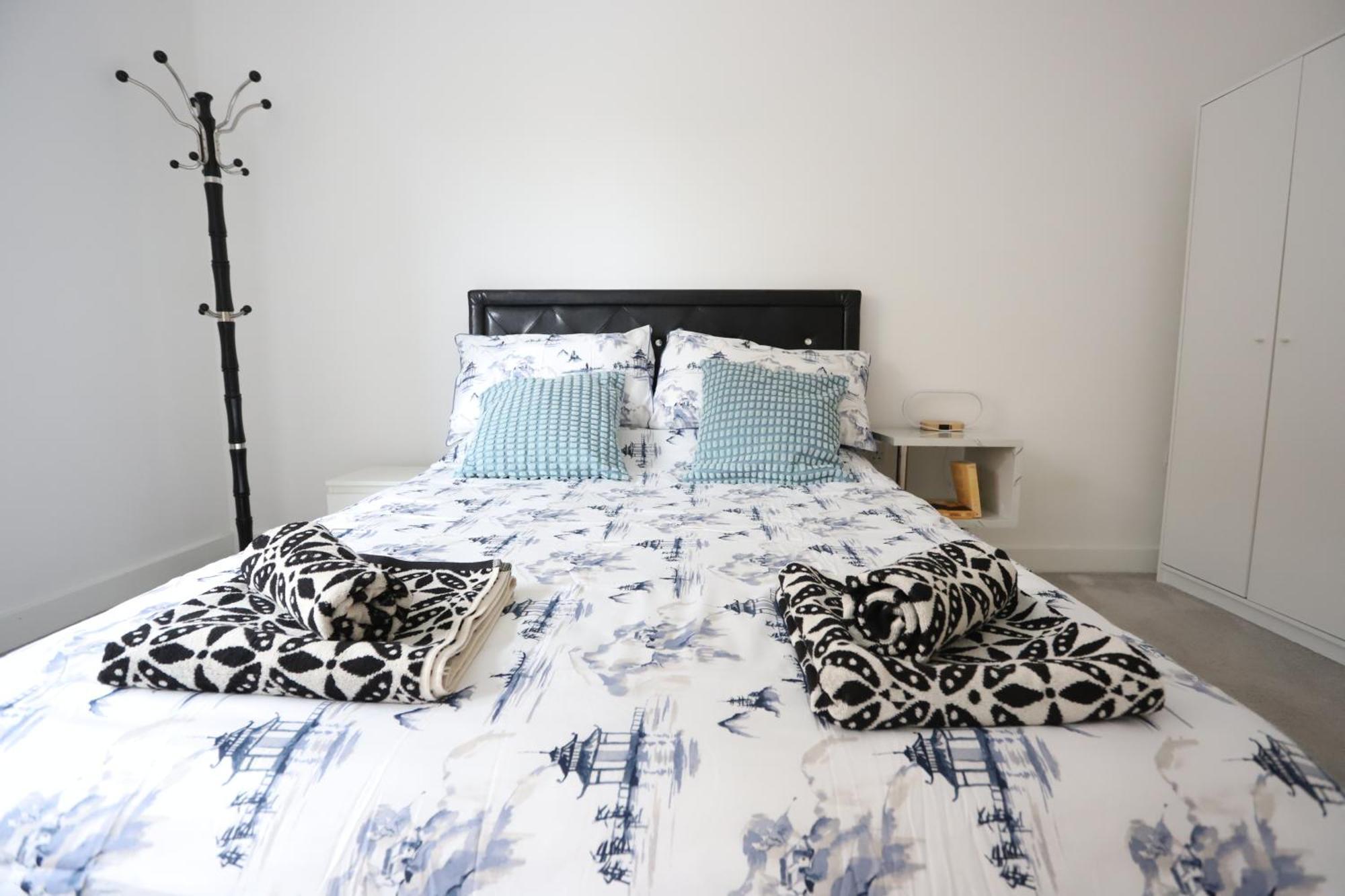 Spacious 3-Story Retreat With Rooftop Terrace And Modern Amenities ロンドン エクステリア 写真