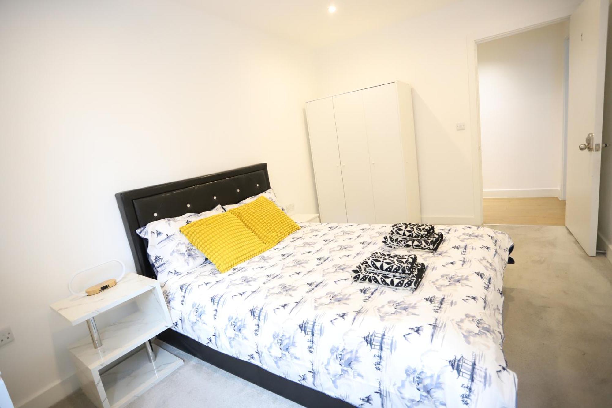 Spacious 3-Story Retreat With Rooftop Terrace And Modern Amenities ロンドン エクステリア 写真