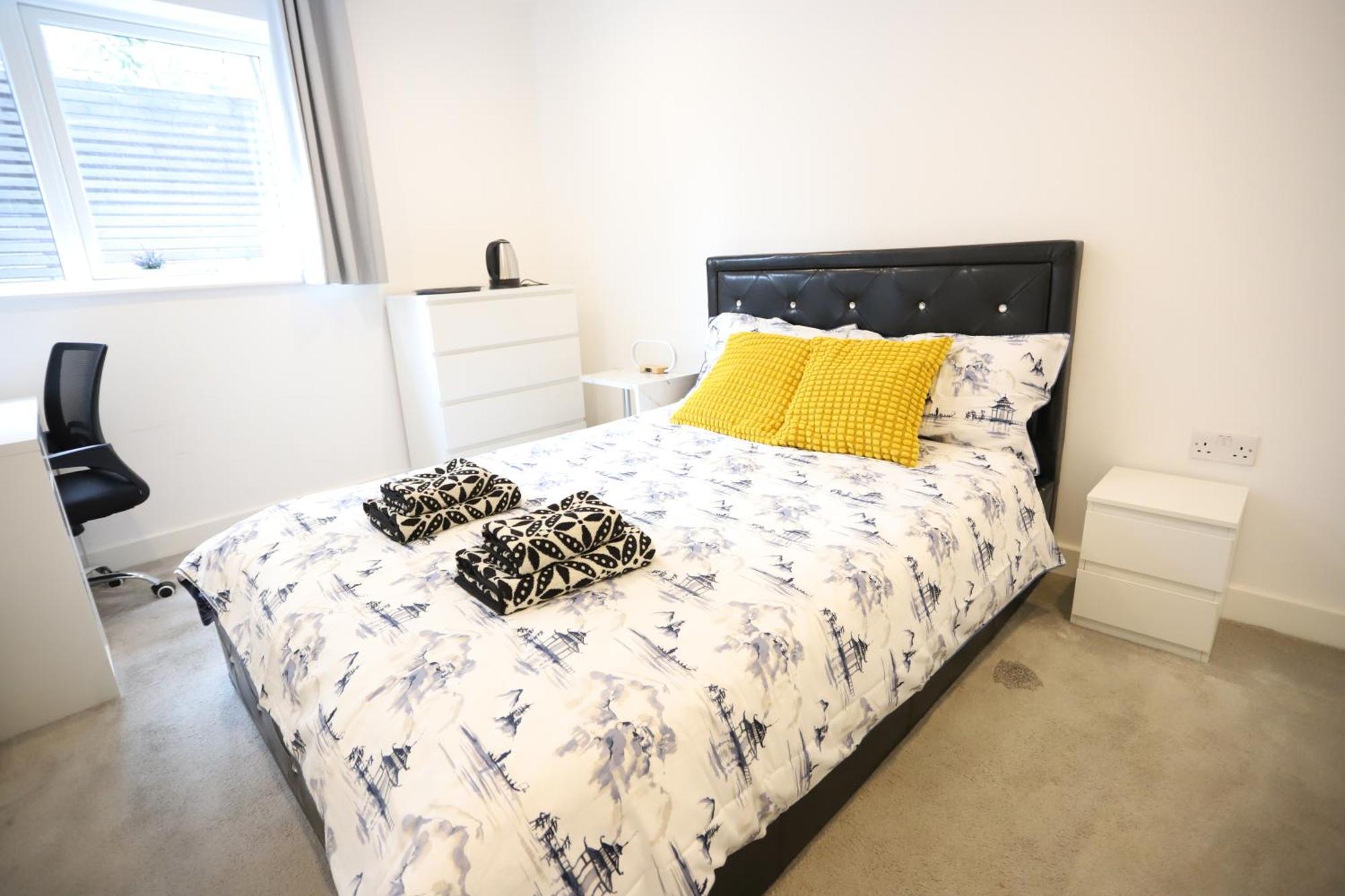 Spacious 3-Story Retreat With Rooftop Terrace And Modern Amenities ロンドン エクステリア 写真